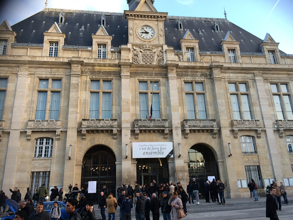 Lägenheten som insatsen riktas mot ligger ett 100-tal meter från stadshuset i Saint Denis.