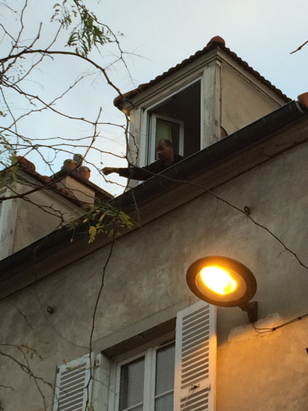 Många boende håller sig inomhus.