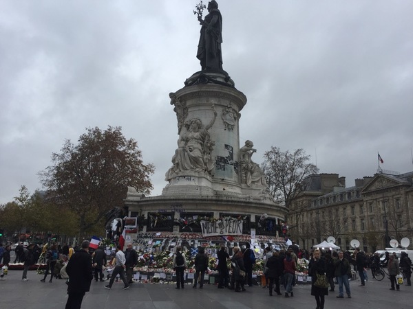 Place de la Republique är fyllt av blommor och ljus. Här har många samlats för att hedra offren i terrordåden. Fortfarande är också många tv-team och andra medier på plats.