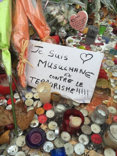 Jag befinner mig just nu utanför konsertlokalen Le Bataclan, där 89 personer dödades av terroristerna i fredags. På en av skyltarna står det, "Jag är muslim och emot terrorism".