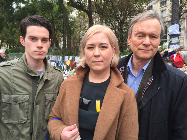 Här är vi som nu rapporterar från Paris: Fotograf Victor Vedin, reporter Helena Zachariasson och reporter Rolf Fredriksson.