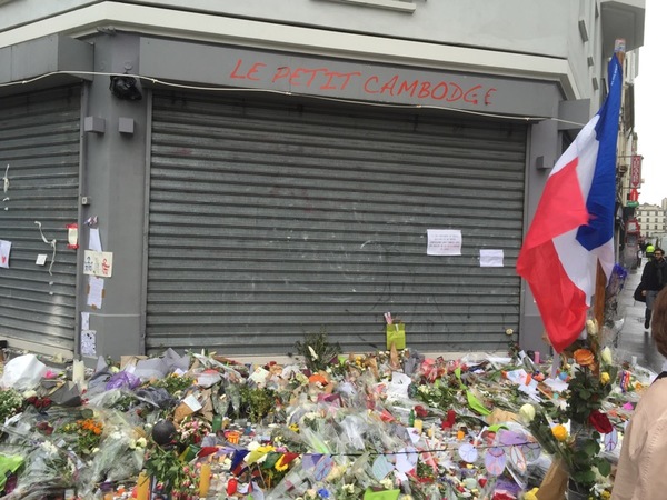 Vid den här restaurangen och baren dödades 15 personer. Här står människor och diskuterar och försöker förstå.