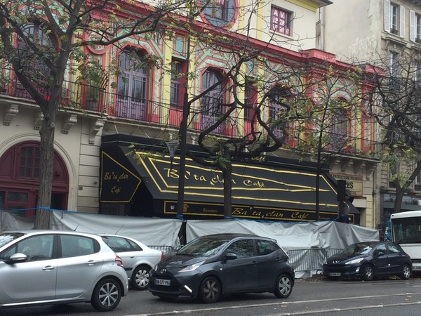 Här är konsertlokalen, polis är på plats och dirigerar undan trafiken.