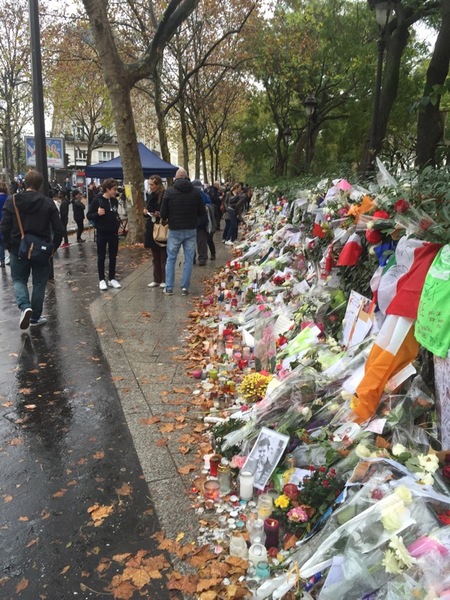 Det är oerhört mycket blommor utanför Le bataclan. Ingen har lämnat oberörd av dessa händelser.