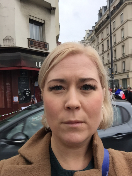 Här är jag utanför två av de restauranger som attackerades. Det är fruktansvärt att föreställa sig vad som hände här för inte så länge sedan.