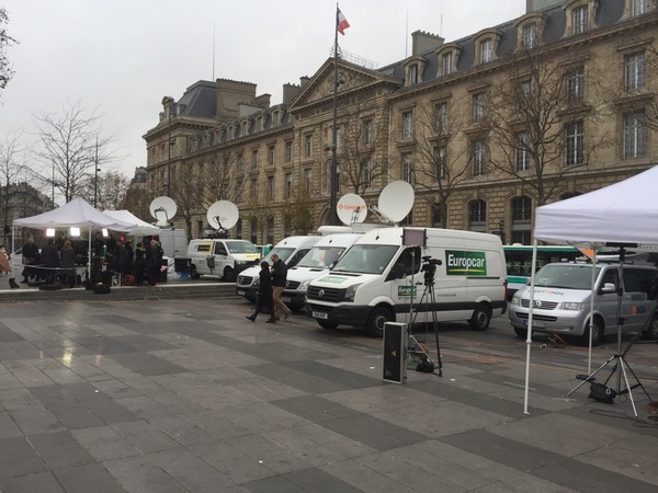 Mediernas satellitbussar står på rad. De är säkert minst 30 stycken här vid Place de la Republique.