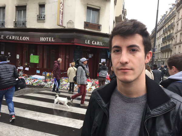 Jag pratar med Cyril som går i skolan precis bredvid baren Le Carillon. Skolan är stängd men han ville komma hit och se för att förstå. Själv var han på arenan Stade du France när explosionerna skedde. - Jag är så rädd. Jag är hela tiden rädd att det ska hända igen, säger han.