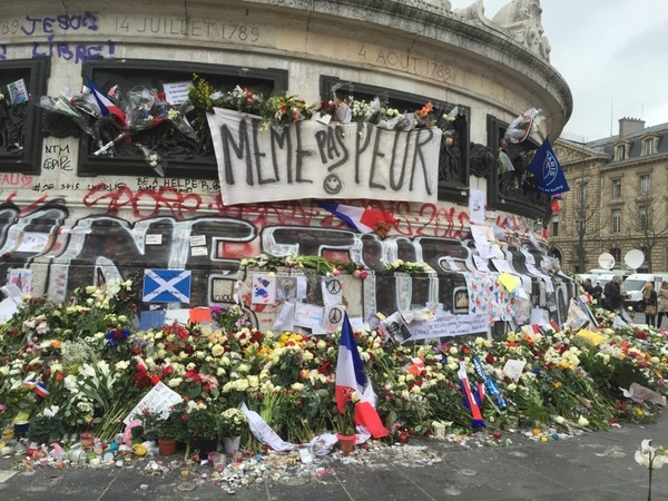 Ingen rädsla. Det är det parisarna vill förmedla i dag. De tänker inte låta rädslan vinna.