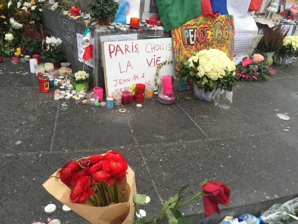 "Paris väljer livet" står det på en skylt. En annan förmedlar att Paris står enat mot våldet. Många har också satt upp bilder på förlorade anhöriga. För mig som precis kommit hit blir allt plötsligt så verkligt. Fast samtidigt är det ofattbart.