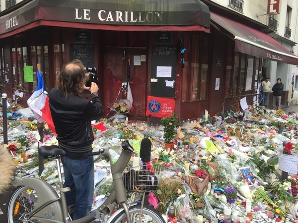 Många stannar och fotar.