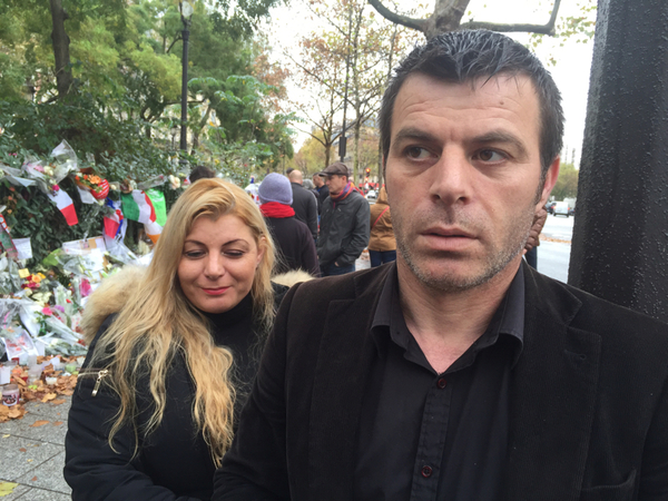 Reshani Avdyl och hans syster Salihu Nafije utanför Le Bataclan. - Jag kände en kille som jobbade på Le Bataclan, han ägde också ett café lite längre bort som jag brukade gå till ofta. Nu är han död, säger Reshani.