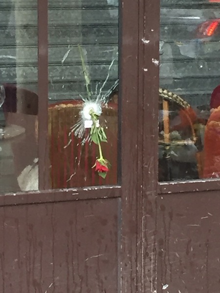 På vägen dit passerar jag baren Bonne biere där fem personer dödades av terroristerna. Här kan ser man hur rosor satts in i skotthålen i glaset.