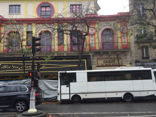 Polisens vita bussar står parkerade utanför Le Bataclan.
