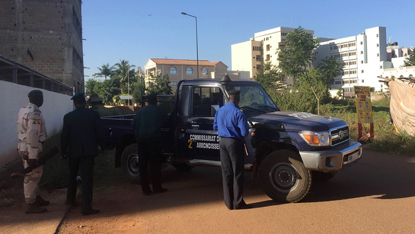 Maliska säkerhetsstyrkor utanför Radisson Blu hotel i Bamako