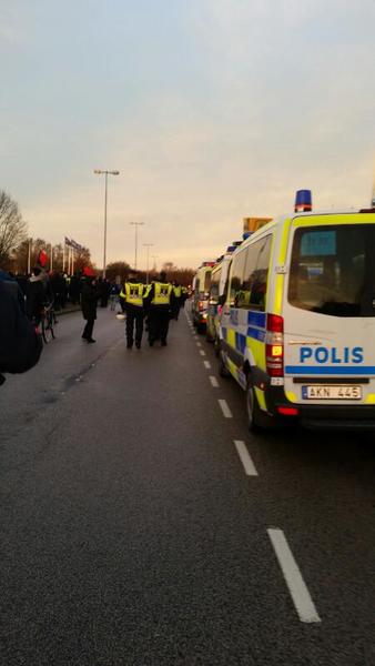 Polisen följer med som en barrikad