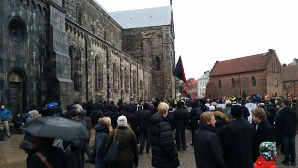"Inga rasister på våra gator" ljuder över Domkyrkoplatsen.