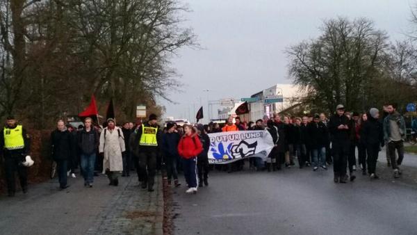 Flera demonstranter i tåget vet inte vart de ska gå, men de flesta gissar på tillbaka till Domkyrkoplatsen. En polishelikopter följer fortfarande tåget, som nu blivit tystare i takt med skymningen.