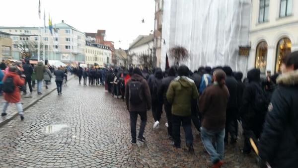 Tåget går nu genom centrala Lund, snart förbi Mårtenstorget, mot Gastelyckan och Scandic.