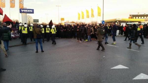 Kravallpoliser motar bort demonstranter. Stämningen är laddad.