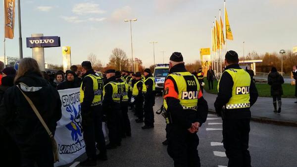 Polisens blockerar vägen.