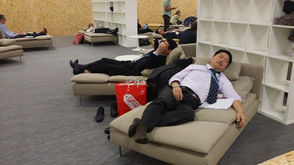 Än är det många talare kvar, men herrn hinner med en power nap innan Löfven. Nu David Cameron.