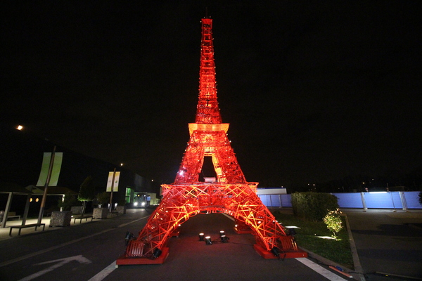 Mörkret har sänkt sig över Paris för ett bra tag sen. Det lilla Eiffeltornet på Le Bourget har tänts och jag ber att få tacka för idag. Vi återkommer med liverapportering i denna form när det är nyhetsläge. Bonsoir, tu la monde!