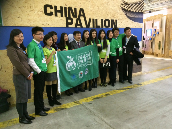 En del av Kinas delegation ställer upp för fotografering.