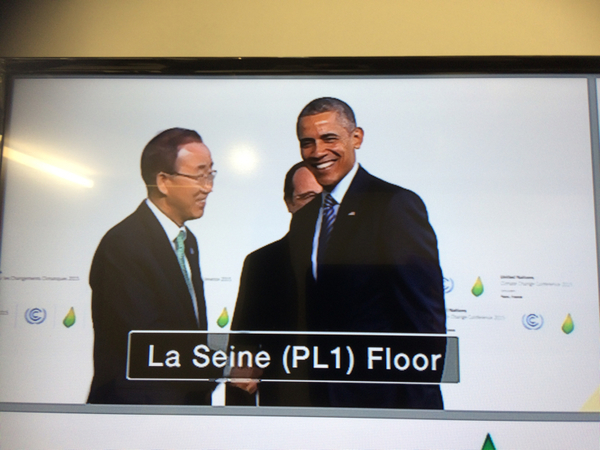 Obama hälsas välkommen av Ban Ki Moon.