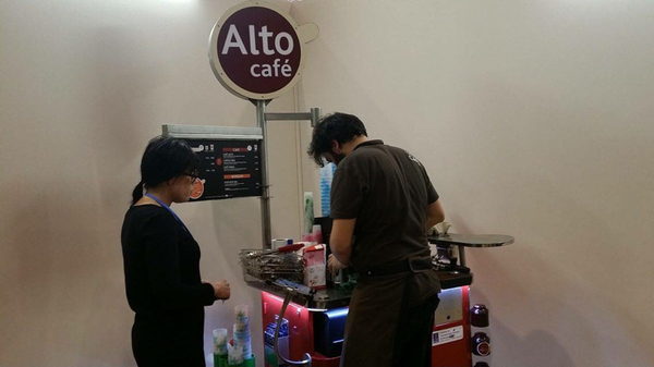 Un café? Oui, merci! Kaffedepåerna här är många.