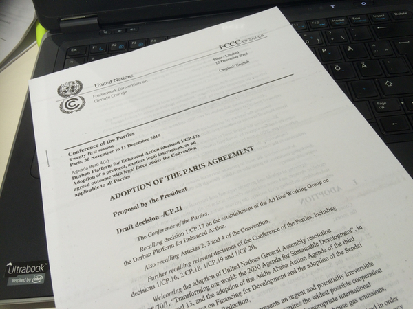 Nu har jag lyckats få ett ex i min hand "Adoption of the Paris Agreement". Kommer strax en text där vi skriver mer om innehållet.
