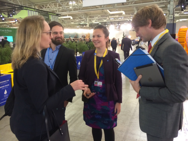 Del av den svenska delegationen letar efter Romson. - Hon är här i närheten!