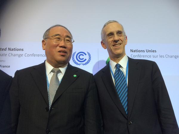 Kinas miljöminister poserar med Todd Stern. Båda nöjda och glada, säger de.