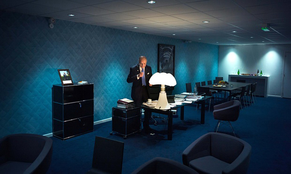 En bild från insidan av mötet. Klimatmötets ordförande Laurent Fabius på sitt rum. Photograph: Martin Bureau/AFP/Getty Images