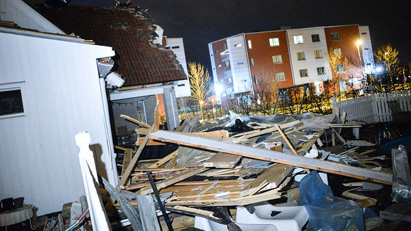 I södra Helsingborg slet stormen Gorm av taket på ett flerfamiljshus. Taket krossade en villa på andra sidan gatan där en familj klarade sig undan oskadda. Foto från TT.