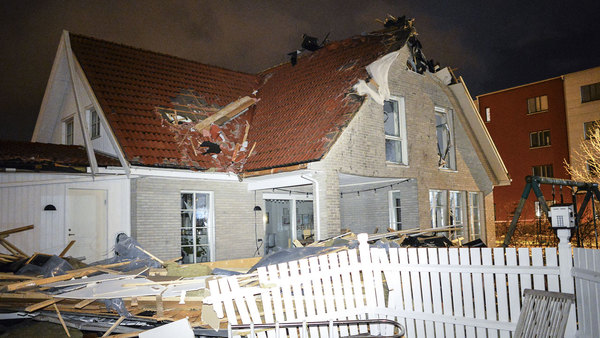 I Helsingborg har ett tak blåst av ett fyrvåningshus på Bifrostgatan och de boende har evakuerats. Taket landade på en villa som också blev skadad. Dock skadades ingen person vilket inre befäl på räddningstjänsten beskriver som "ett mindre under". Foto: TT