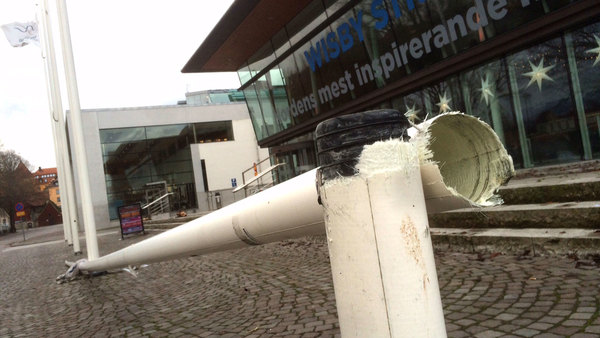 En av stormen bruten flaggstång utanför kongresshallen Wisby Strand.
Foto: Patrik Widegren/SVT