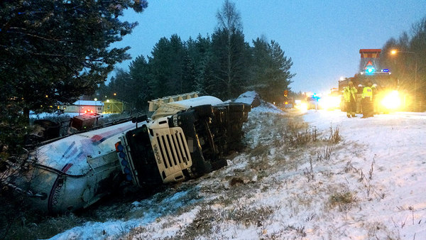 En lastbil har kört av vägen vid norra infarten till Hudiksvall. Foto: Cecilia Eriksson Granér/ SVT