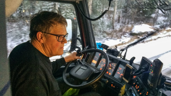 Vår reporter Markus Dahlberg har åkt med plogbilsföraren Erik Erskjäns som säger att det alltid är nervöst när det är första turen på säsongen.
– Det är inget vidare väder, det är halt.
Foto: SVT Nyheter Gävleborg