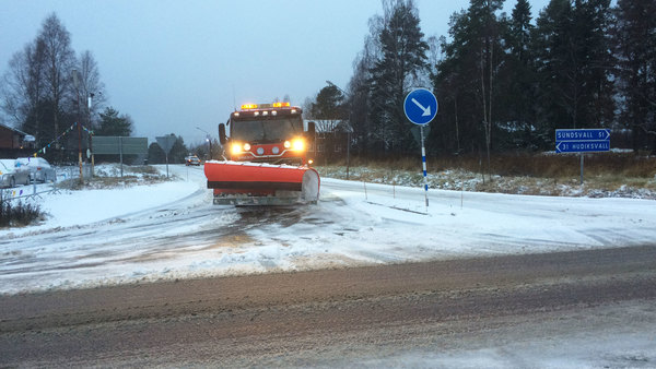 Plogbilen jobbar på i norra Hälsingland. Foto: SVT Nyheter Gävleborg