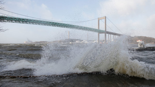 Älvsborgsbron som stängts av på grund av Helga. Bild: TT