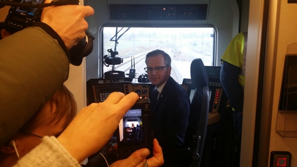 Medietrycket är hårt när näringsministern (med lokförarkunskaper) ska styra tåget in i Hallandsås.