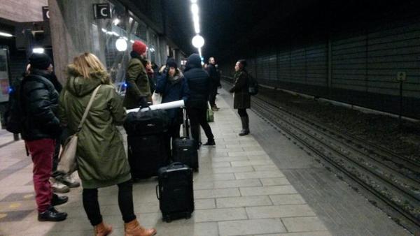 Ny väntan på stationen i Tårnby. En kvinna som skulle börja arbeta 6:45 står och svär på perrongen. 
- Jag får ringa och säga att jag blir sen.