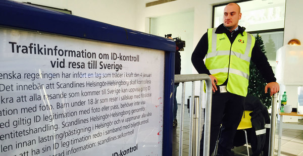 I Helsingör görs id-kontrollerna innan man stiger ombord på färjan mot Sverige. Henrik Rörbaek, vd på HH-ferries är kritisk: – Det här är ett uppdrag för myndigheterna, inte för oss.