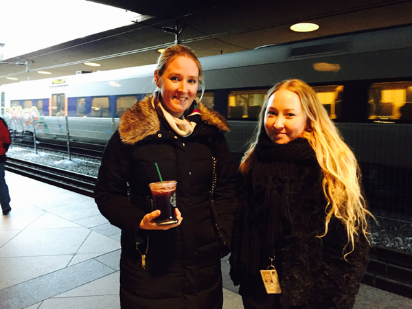 Caroline (till höger) och hennes kollega står och väntar på tåget mot Malmö. Caroline berättar att hon gör den här resan två gånger om dagen, fem dagar i veckan. Idag har hon inte blivit försenad, men hon ser med tillförsikt på framtiden.

- Jag har hand om rekrytering på företaget där jag jobbat. Så jag är orolig både för egen del, men även för företaget om vi kommer få svårt att anställa folk nu på grund av det här.

- Jag tycker att det här är fel väg att gå, det känns tråkigt att vi sätter upp murar mellan varandra.