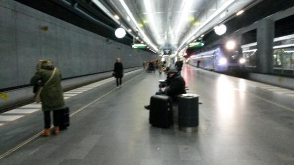 Morgontrafiken från Malmö Centralstation har kommit igång. Öresundståget till Köpenhamn är försenat. Det har aviserats att det kommer att bli förseningar till följd av id-kontrollerna på flygplatsen i Kastrup.
