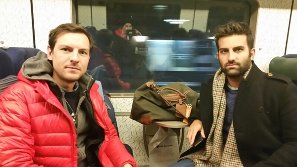 Juan från Spanien och Alexis från Frankrike är påväg tillbaka till Kastrup nu efter en dagstur i Malmö. De blev jätteförvånade när de behövde visa ID när de skulle åka och frågar mig om det är för att förhindra terrorister. Juan höll på att inte komma igenom kontrollen.
- De kände inte igen min spanska legitimation när de skulle fotografera den. Jag fick övertyga dem att den var giltig och riktig, de verkade inte riktigt ha koll, säger Juan.