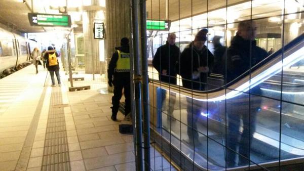 De som reser från Köpenhamn blir från och med dig kontrollerade två gånger. Id-handlingar ska visas både på Kastrups flygplats och här vid Hyllie. 
Poliser står vid trapporna på perrongen och går även ombord på tågen och kontrollerar så att alla har giltiga id-handlingar med sig.