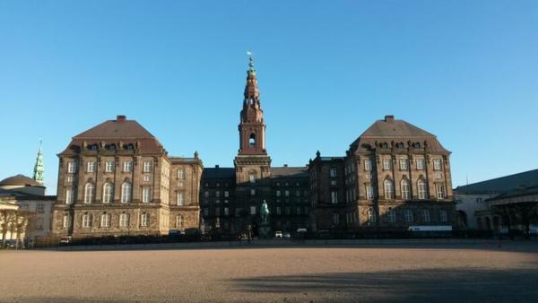 Om 30 minuter börjar presskonferen på Christiansborg i Köpenhamn.