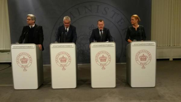 Presskonferensen har startat.
- Id-kontrollerna har tillkommit mot bakgrund av flyktingkrisen, säger Lars Lökke Rasmussen.
