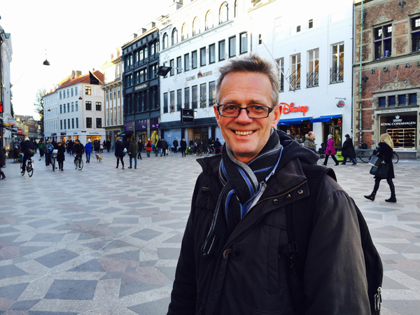 Henrik Pallesen är ute på sin lunchrast, han tycker inte om att hans statsminister precis beslutat om att stärka gränskontrollerna.

- Det är en dominoeffekt. Jag tycker att alla länder bygger små barriärer runt sig själva. Det är klart att inget land kan ta alla flyktingar i hela världen, det är naivt att tro. Men jag tror att om EU enas om hur man ska arbeta tillsammans istället för att varje land bygger små fort omkring sig själva - så kommer det att bli bättre.